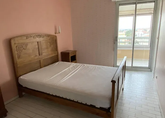 3 Pieces Avec Climatisation Et Parking Au Centre De Canet-plage - Fr-1-696-105 * كانيه