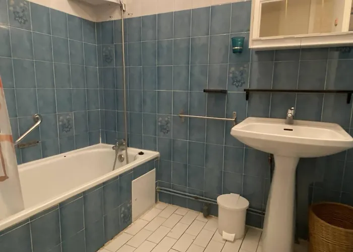 3 Pieces Avec Climatisation Et Parking Au Centre De Canet-plage - Fr-1-696-105 * كانيه